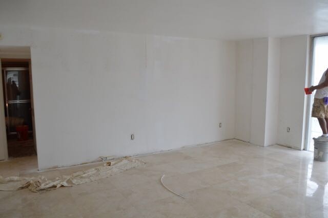 Idées déco pour un salon de taille moyenne et ouvert avec un mur blanc et un sol en marbre.