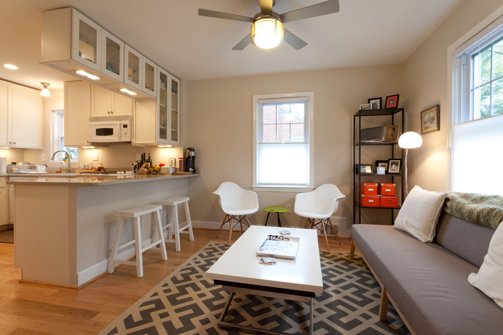 Offenes Klassisches Wohnzimmer mit beiger Wandfarbe und braunem Holzboden in Washington, D.C.