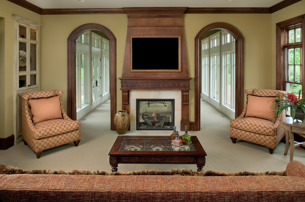 Cette photo montre un grand salon chic fermé avec une salle de réception, un mur beige, moquette, une cheminée standard, un manteau de cheminée en pierre et un téléviseur fixé au mur.
