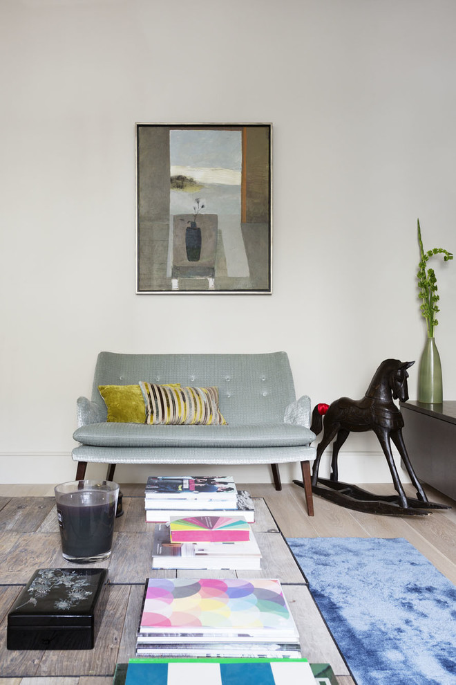 Mittelgroßes, Offenes Modernes Wohnzimmer mit weißer Wandfarbe in London