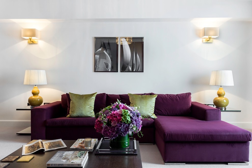 Источник вдохновения для домашнего уюта: гостиная комната в стиле неоклассика (современная классика) с белыми стенами и ковровым покрытием