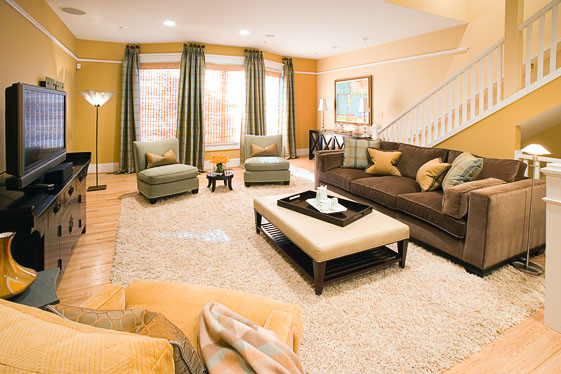 Ispirazione per un grande soggiorno design aperto con pareti gialle, parquet chiaro, TV autoportante e nessun camino