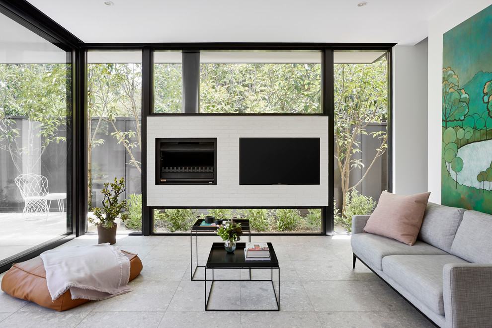 Idée de décoration pour un salon design avec un mur blanc et un téléviseur fixé au mur.