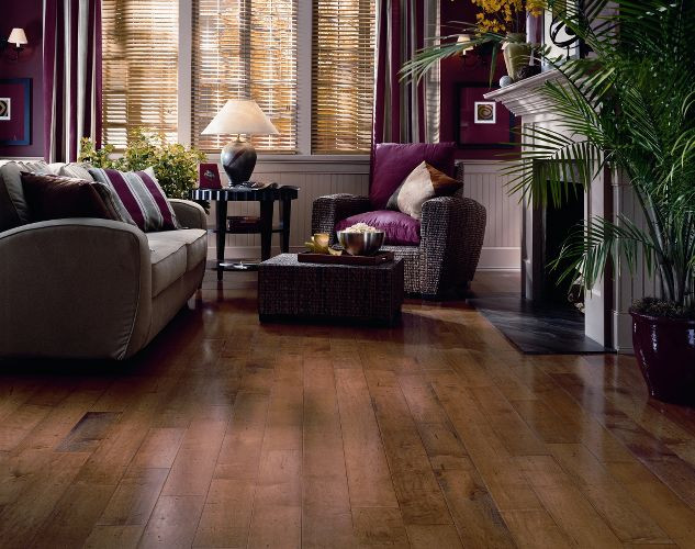 Cette photo montre un salon avec un mur violet, un sol en bois brun, une cheminée standard, un manteau de cheminée en plâtre et un sol marron.