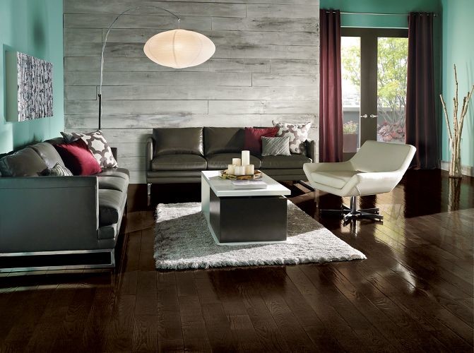 Diseño de salón minimalista grande con paredes azules, suelo de madera oscura y suelo marrón