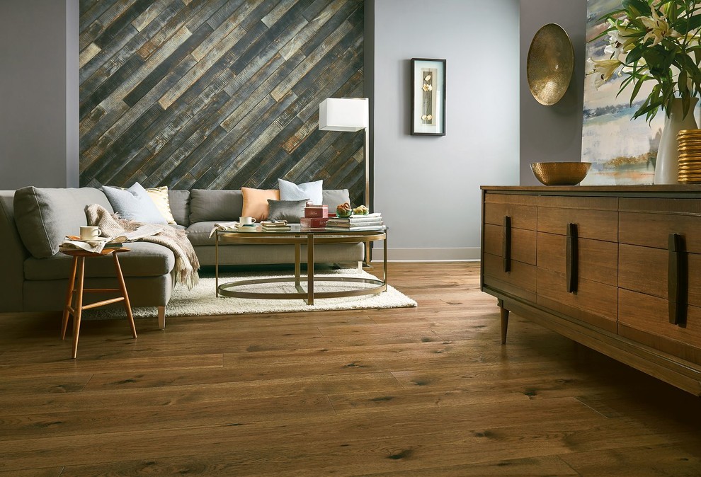 Imagen de salón para visitas abierto retro de tamaño medio sin chimenea con paredes grises, suelo de madera en tonos medios y suelo marrón