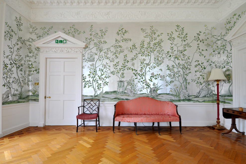 Immagine di un ampio soggiorno classico chiuso con sala formale, pareti verdi, camino classico e nessuna TV
