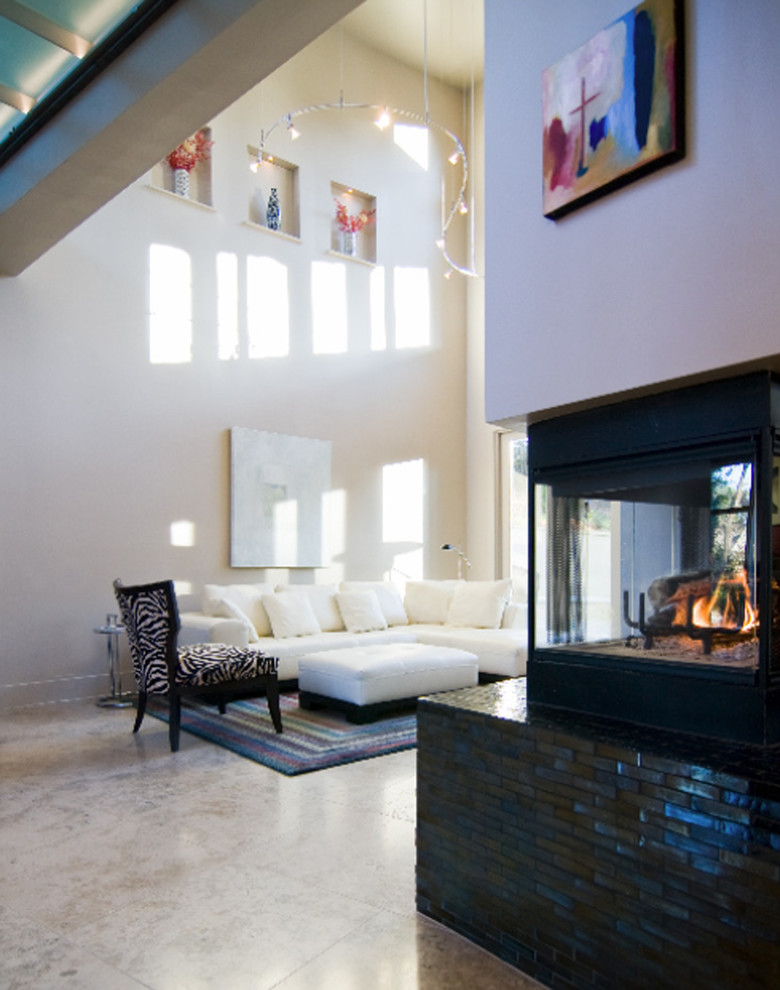 Inspiration pour un salon minimaliste ouvert avec un mur beige, un sol en marbre et une cheminée standard.