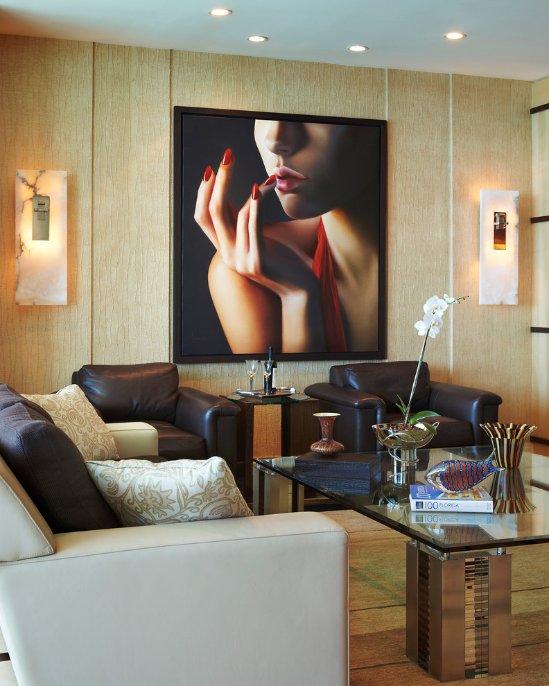 Großes, Repräsentatives, Offenes Modernes Wohnzimmer mit beiger Wandfarbe, Marmorboden und Multimediawand in Miami