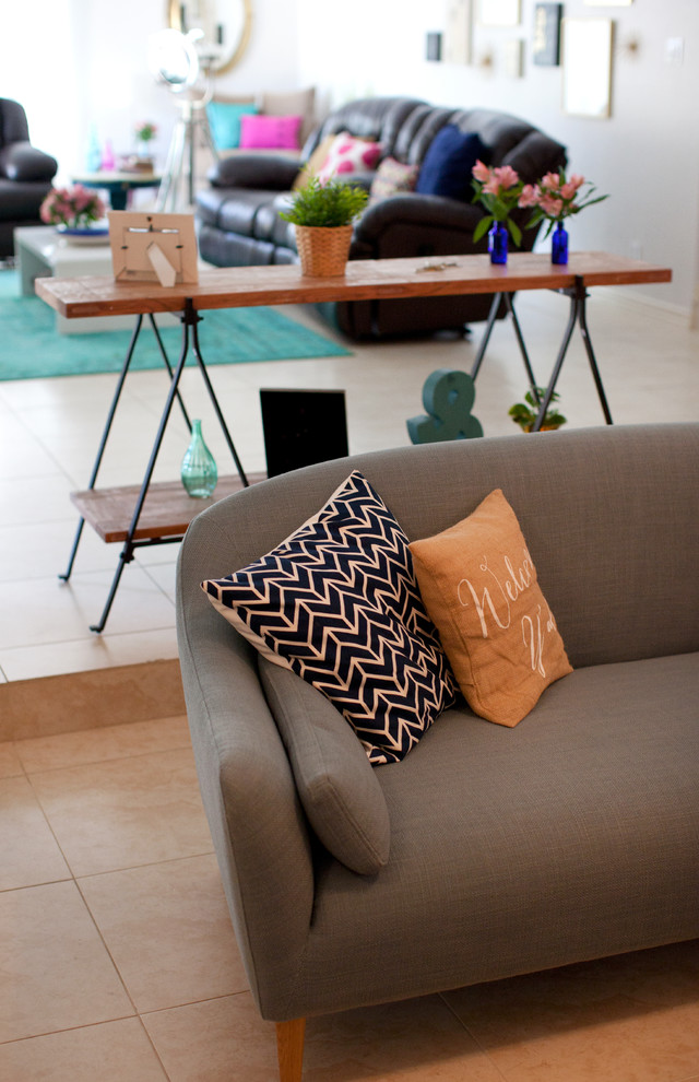 Immagine di un soggiorno minimalista con pareti bianche e pavimento con piastrelle in ceramica