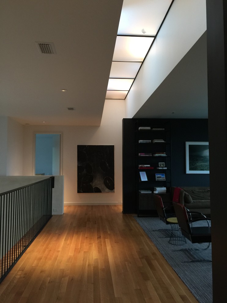 Foto de salón abierto moderno grande con paredes beige y suelo de baldosas de cerámica