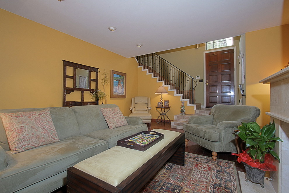 Foto di un soggiorno contemporaneo con pareti gialle