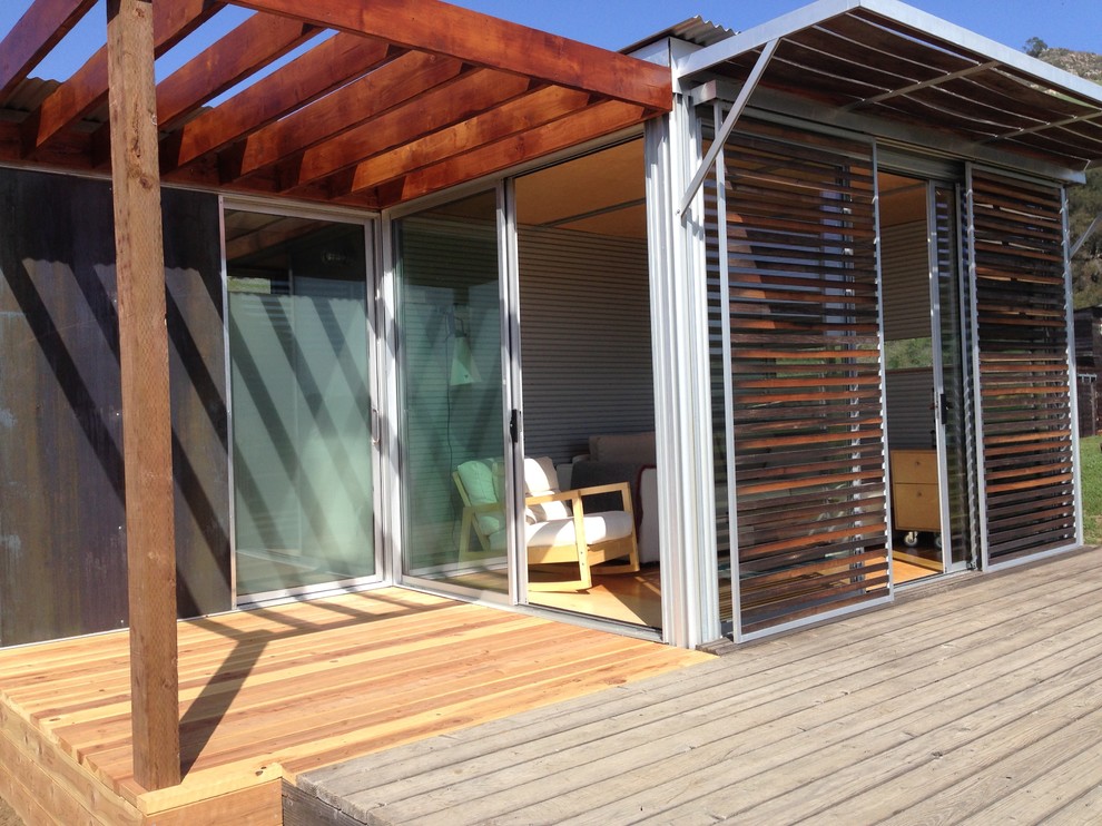 Идея дизайна: маленькая изолированная гостиная комната в стиле модернизм с светлым паркетным полом для на участке и в саду