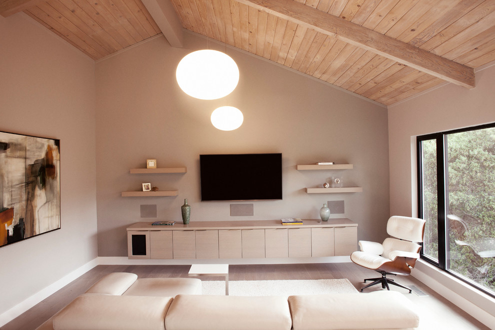 Idées déco pour un salon moderne de taille moyenne avec un mur beige, parquet clair, aucune cheminée, un téléviseur fixé au mur et un sol marron.
