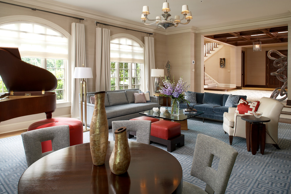 Aménagement d'un grand salon classique ouvert avec une salle de réception, un mur beige et un sol en bois brun.