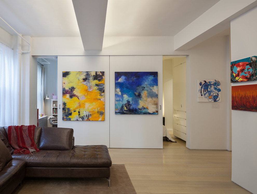 Esempio di un soggiorno design di medie dimensioni e chiuso con pareti bianche, parquet chiaro e pavimento beige