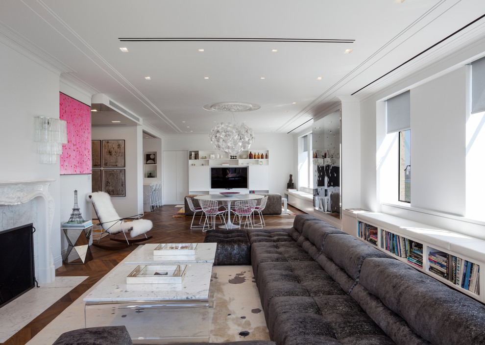 Großes, Offenes, Repräsentatives Modernes Wohnzimmer mit weißer Wandfarbe, braunem Holzboden, Kamin und Kaminumrandung aus Stein in New York