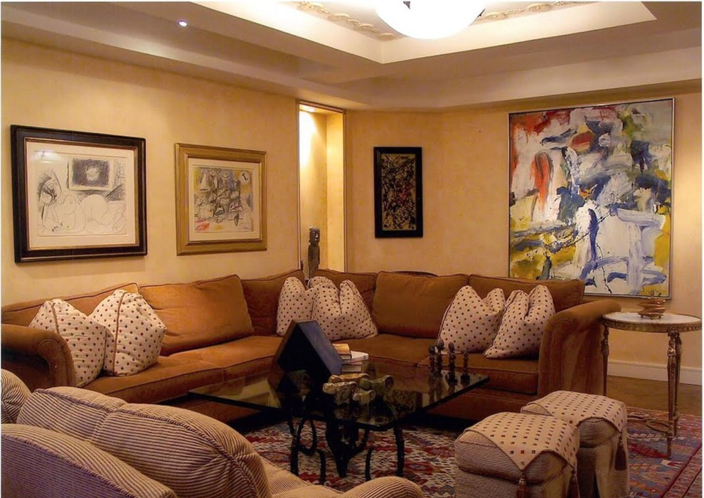 Großes, Repräsentatives, Offenes Klassisches Wohnzimmer mit gelber Wandfarbe, hellem Holzboden und Multimediawand in New York