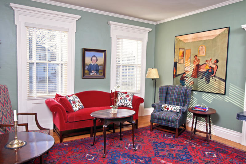 Esempio di un soggiorno tradizionale di medie dimensioni e chiuso con pareti blu e parquet chiaro