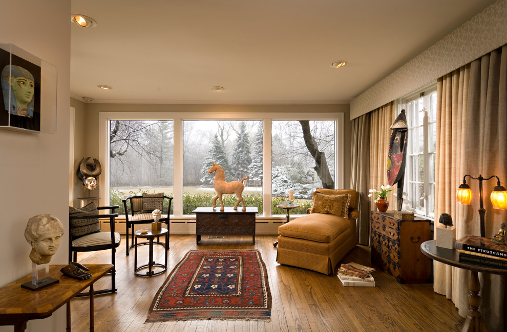 Пример оригинального дизайна: изолированная гостиная комната среднего размера в стиле фьюжн с бежевыми стенами, темным паркетным полом и коричневым полом без камина, телевизора