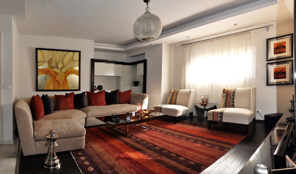 На фото: парадная, открытая гостиная комната среднего размера в современном стиле с бежевыми стенами, полом из фанеры, отдельно стоящим телевизором и коричневым полом с