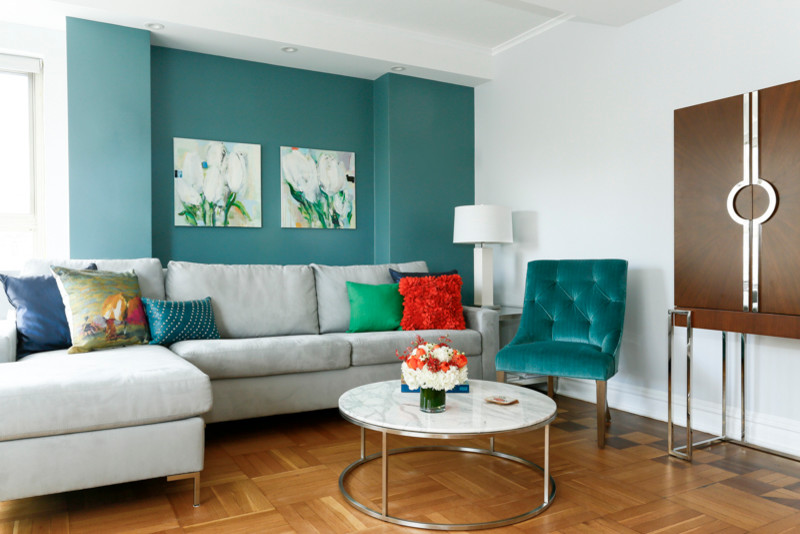 Großes, Offenes Modernes Wohnzimmer ohne Kamin mit Hausbar, grüner Wandfarbe, braunem Holzboden und TV-Wand in New York