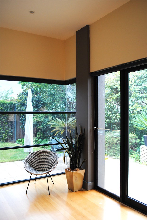 Esempio di un soggiorno minimalista di medie dimensioni e aperto con parquet chiaro