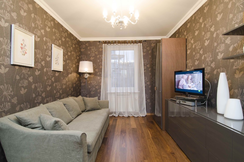 Imagen de salón cerrado bohemio de tamaño medio con televisor independiente, paredes marrones, suelo de madera oscura y suelo marrón