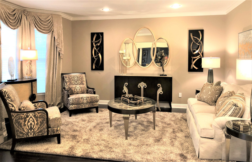 Esempio di un soggiorno tradizionale chiuso con sala formale, pareti beige, parquet scuro e pavimento nero