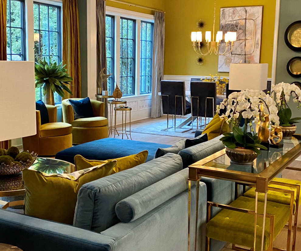 Großes, Offenes Modernes Wohnzimmer mit gelber Wandfarbe, hellem Holzboden, buntem Boden, eingelassener Decke und Tapetenwänden in Charlotte