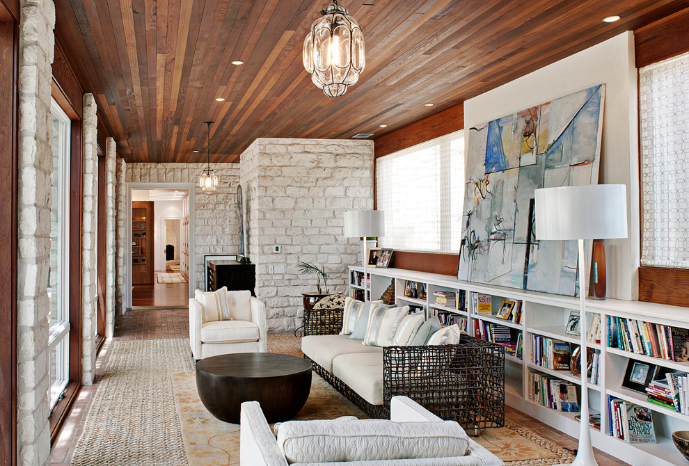 Diseño de biblioteca en casa contemporánea con suelo de ladrillo