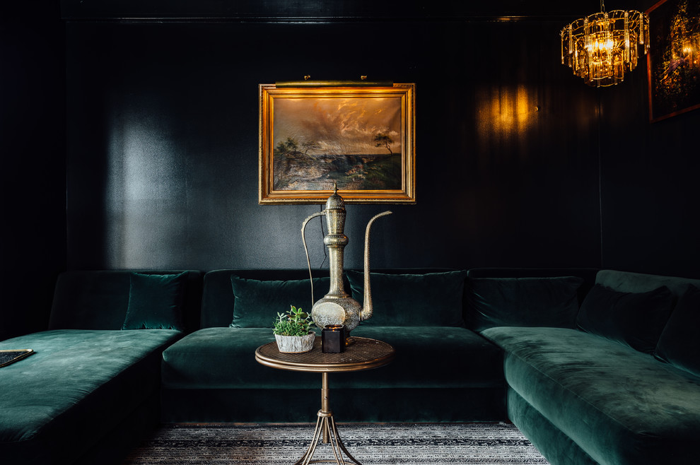 Imagen de salón cerrado tradicional renovado pequeño sin televisor con paredes verdes y suelo de madera en tonos medios