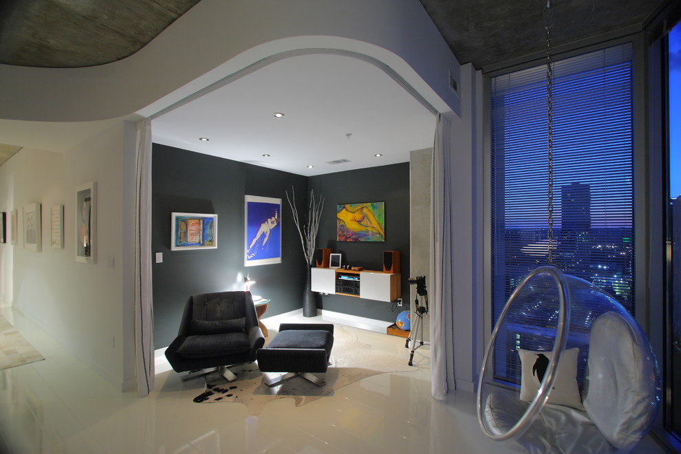 Источник вдохновения для домашнего уюта: большая изолированная гостиная комната в современном стиле с черными стенами, полом из керамогранита, телевизором на стене и красивыми шторами без камина