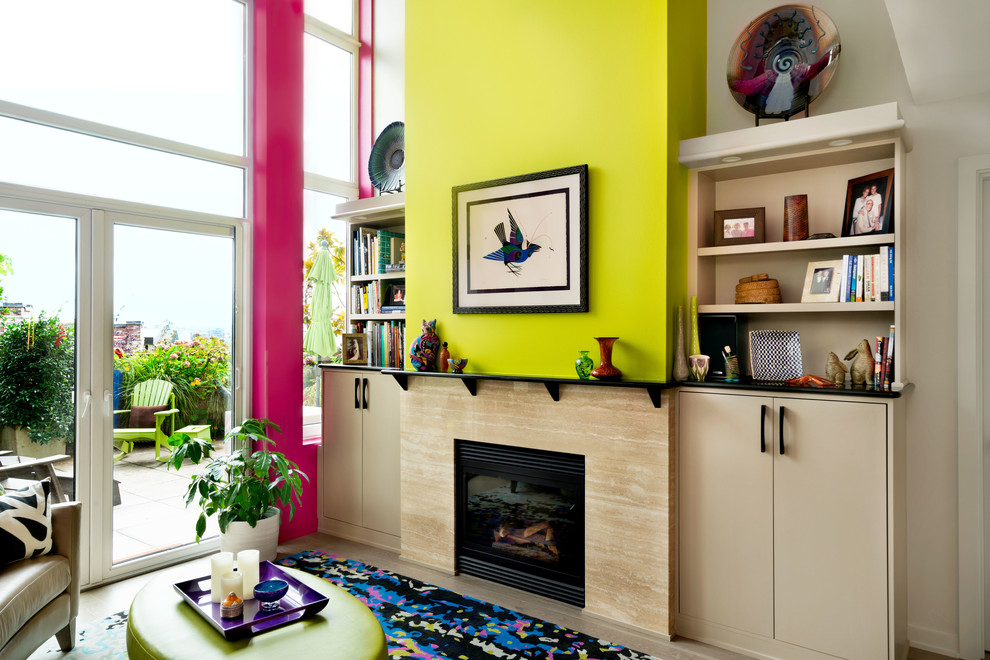 Immagine di un soggiorno minimal di medie dimensioni e aperto con pareti gialle, parquet chiaro, camino classico e cornice del camino piastrellata