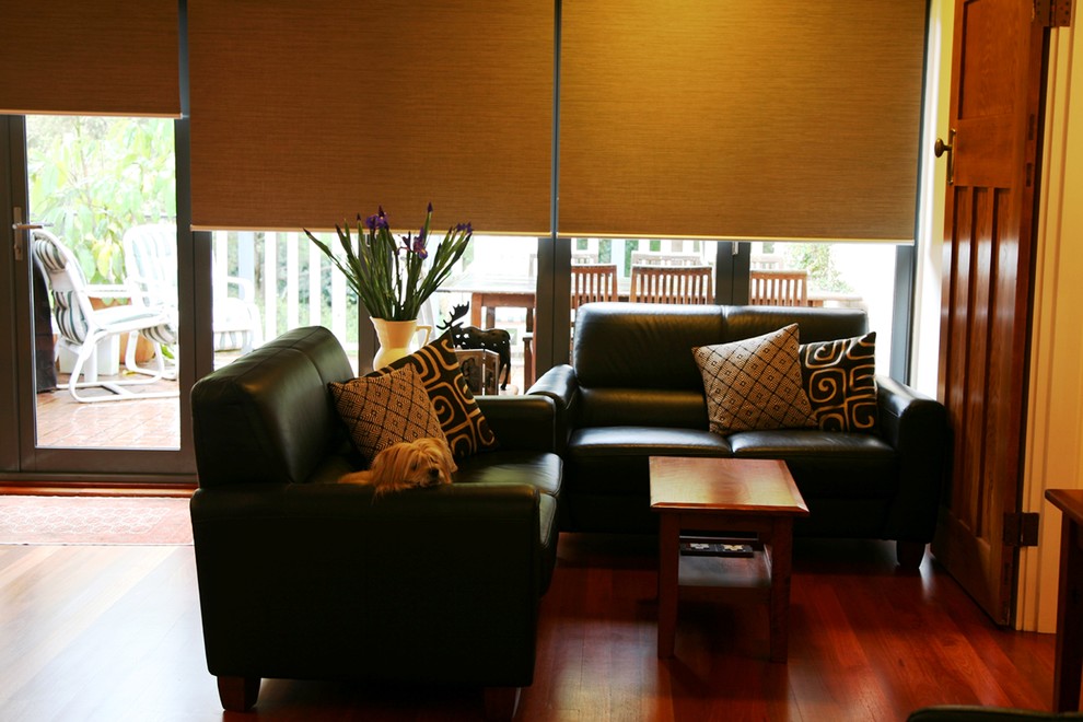 Пример оригинального дизайна: открытая гостиная комната среднего размера в современном стиле с белыми стенами и паркетным полом среднего тона