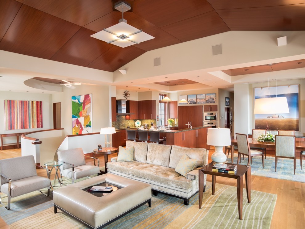 Foto di un grande soggiorno design aperto con sala formale, pareti beige, parquet chiaro, nessuna TV e pavimento beige