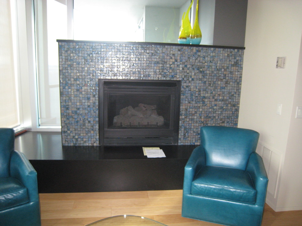 Foto de salón ecléctico con marco de chimenea de baldosas y/o azulejos