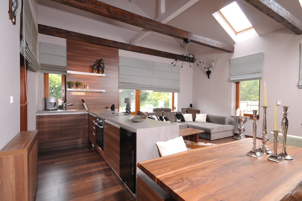Пример оригинального дизайна: гостиная комната в современном стиле с домашним баром и белыми стенами