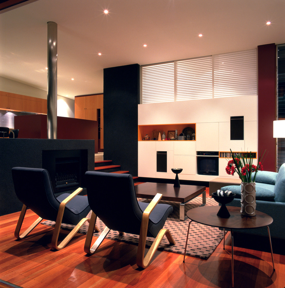 Mittelgroßes, Offenes Modernes Wohnzimmer mit braunem Holzboden, Kamin, Kaminumrandung aus Beton und Multimediawand in Sydney