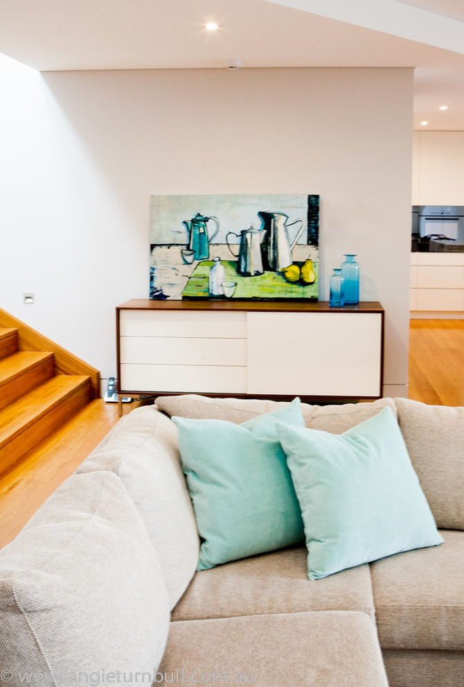 Großes, Offenes Modernes Wohnzimmer ohne Kamin mit weißer Wandfarbe und braunem Holzboden in Sydney