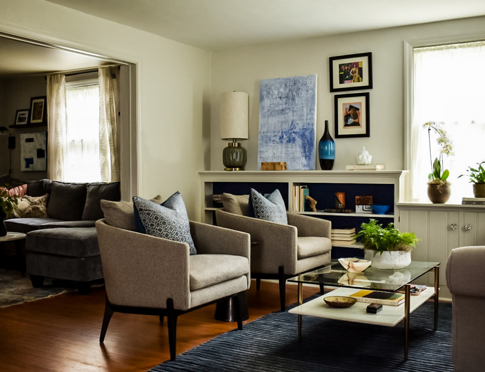 Kleines, Repräsentatives, Abgetrenntes Eklektisches Wohnzimmer mit braunem Holzboden, braunem Boden und beiger Wandfarbe in Philadelphia