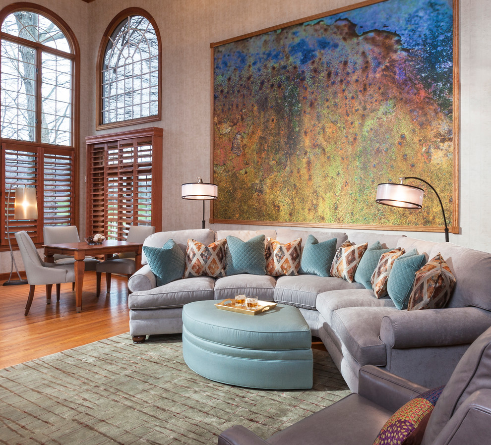 Großes, Offenes Klassisches Wohnzimmer mit beiger Wandfarbe und braunem Holzboden in Sonstige