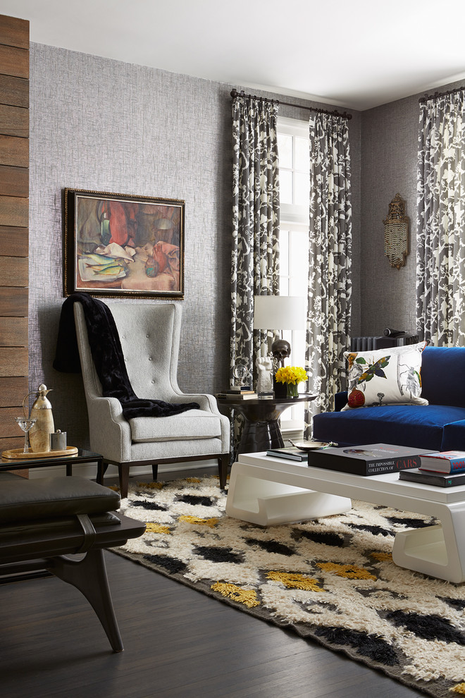 Großes, Repräsentatives, Fernseherloses, Offenes Eklektisches Wohnzimmer mit grauer Wandfarbe, dunklem Holzboden, Kamin und Kaminumrandung aus Holz in Minneapolis