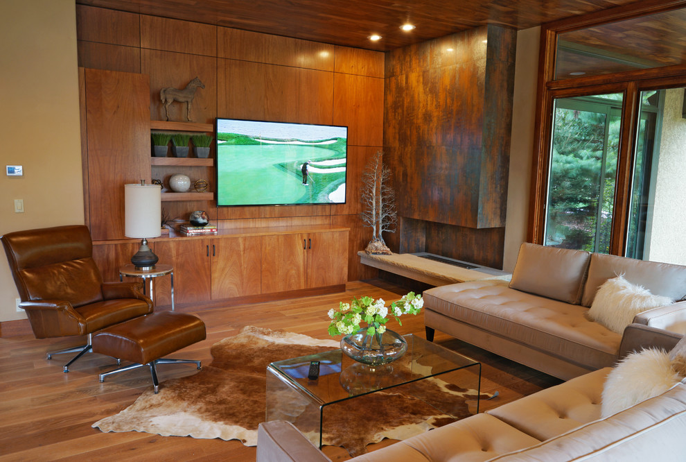 Exemple d'un salon tendance ouvert avec un mur beige, une cheminée ribbon et un téléviseur fixé au mur.