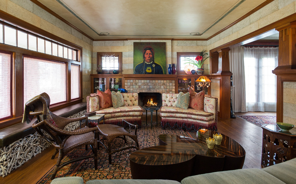 シアトルにある高級な中くらいなトラディショナルスタイルのおしゃれなリビング (無垢フローリング、標準型暖炉、タイルの暖炉まわり、ベージュの壁、テレビなし、茶色い床) の写真