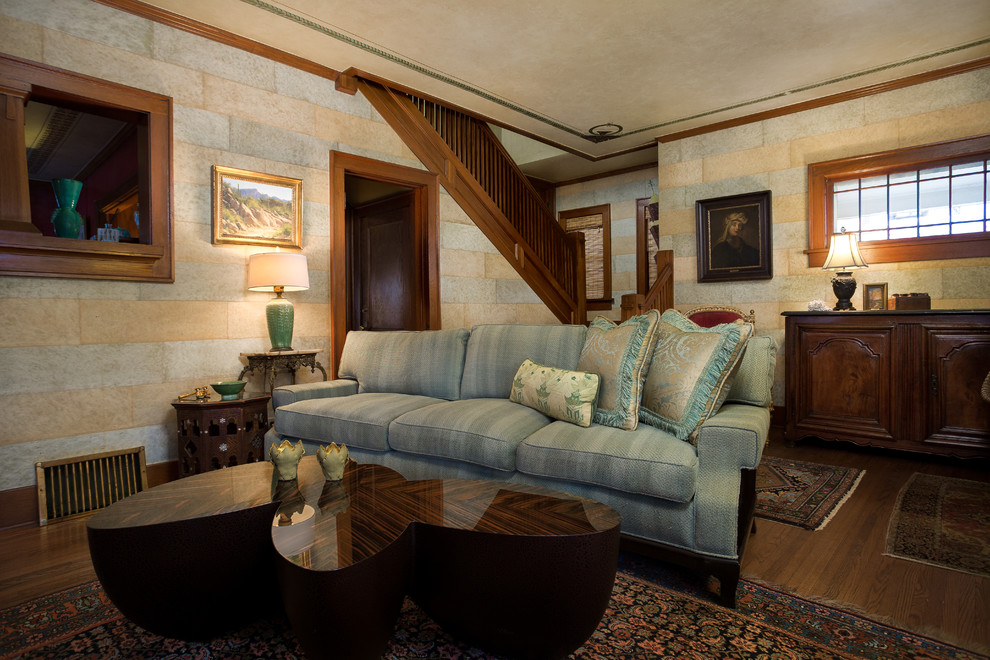 Idee per un grande soggiorno chic chiuso con pareti beige, parquet scuro e pavimento marrone