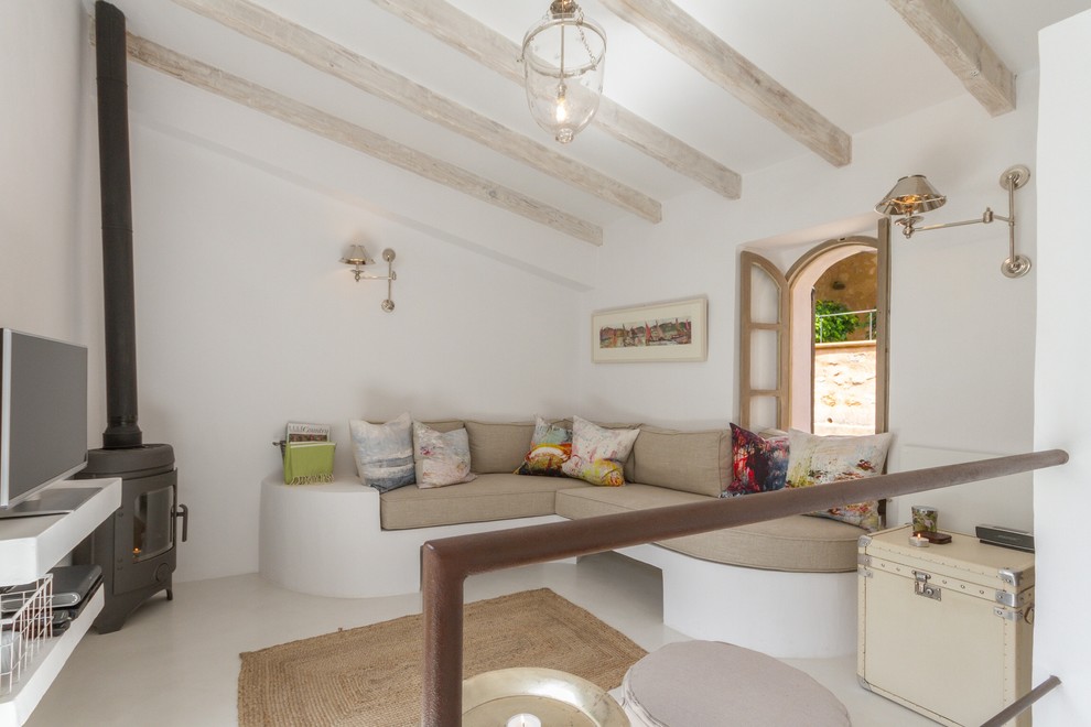 Foto de salón cerrado mediterráneo pequeño con paredes blancas y televisor independiente