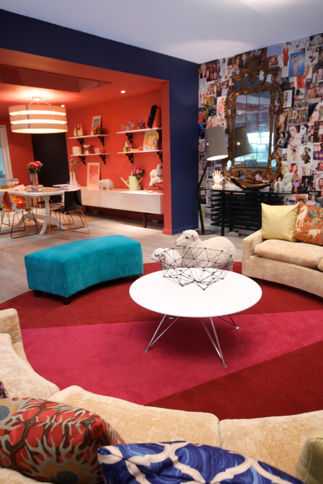 Immagine di un soggiorno boho chic con pareti multicolore, pavimento in laminato e soffitto ribassato