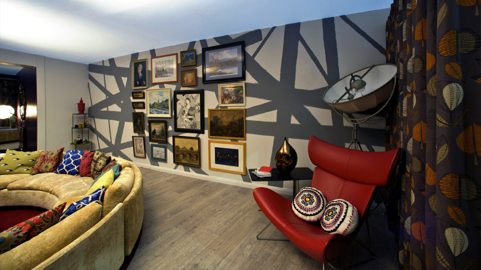 Aménagement d'un salon éclectique avec un mur multicolore, sol en stratifié et un plafond décaissé.