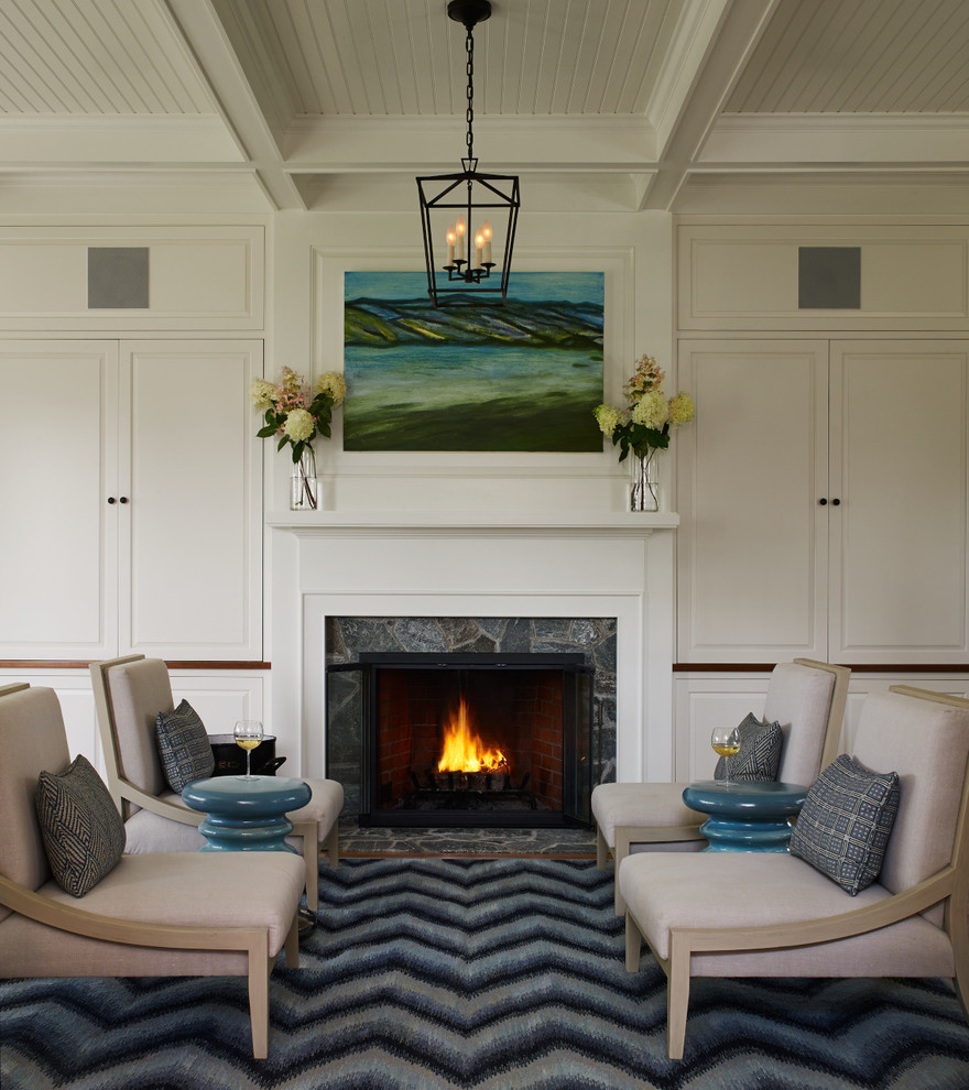 Fernseherloses, Repräsentatives Maritimes Wohnzimmer mit weißer Wandfarbe, Kamin und Kaminumrandung aus Stein in Portland Maine